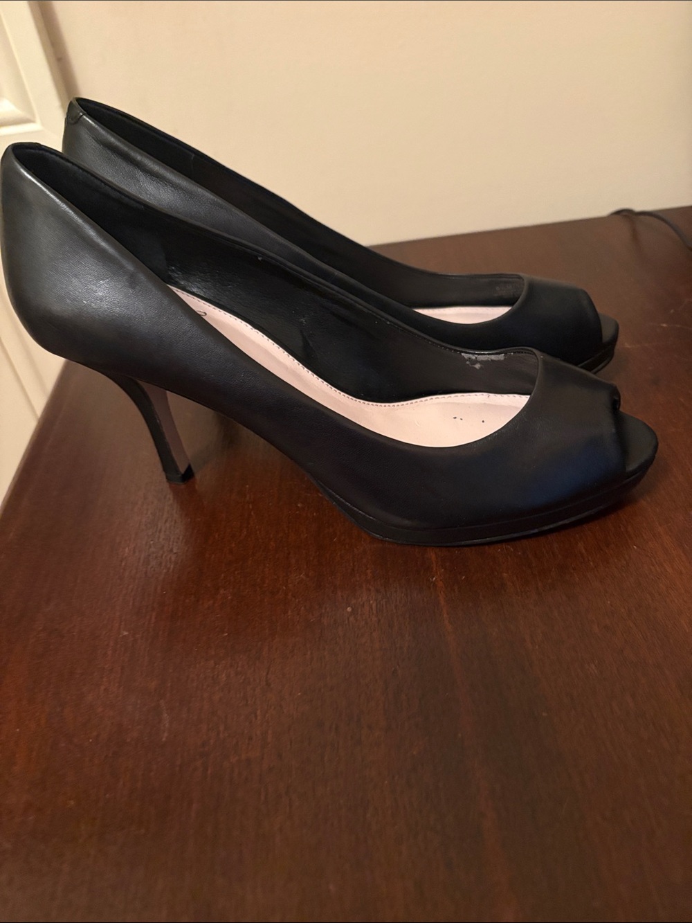 VINCE CAMUTO Black Leather Peep Toe Pumps sz. 8.5 NEW